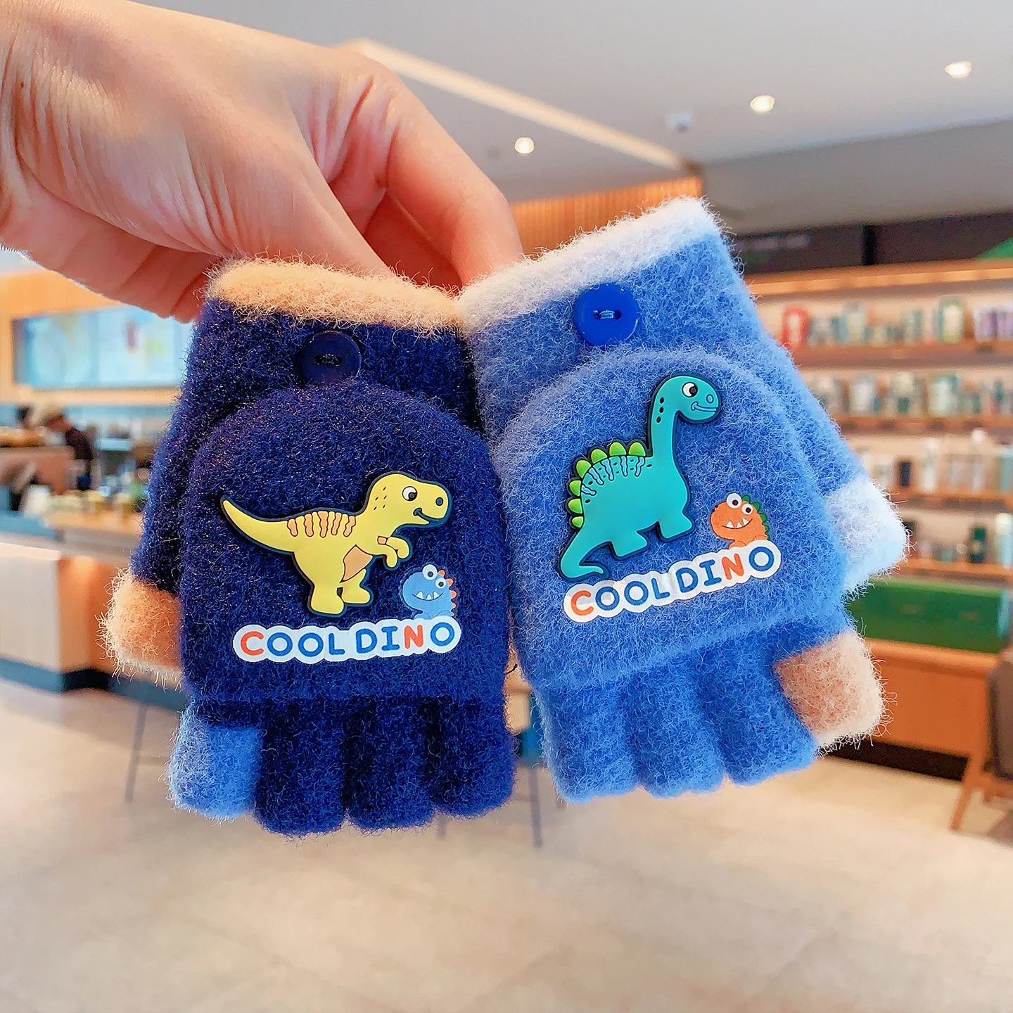 2-in-1 umklappbare Fäustlinge, dick mit Fleece gefüttert, weicher, flauschiger Plüsch, niedliche Snap-Flip-Top-Handschuhe mit Farbblock-Design, winddicht und warm, für Jungen – Detail 9