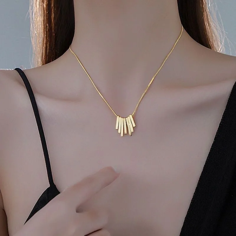 2024 New Golden Simple Fan-shaped Love Heart Pendant Women's Necklace Elegant Titanium Steel Choker Chain Trend Luxury Jewelry