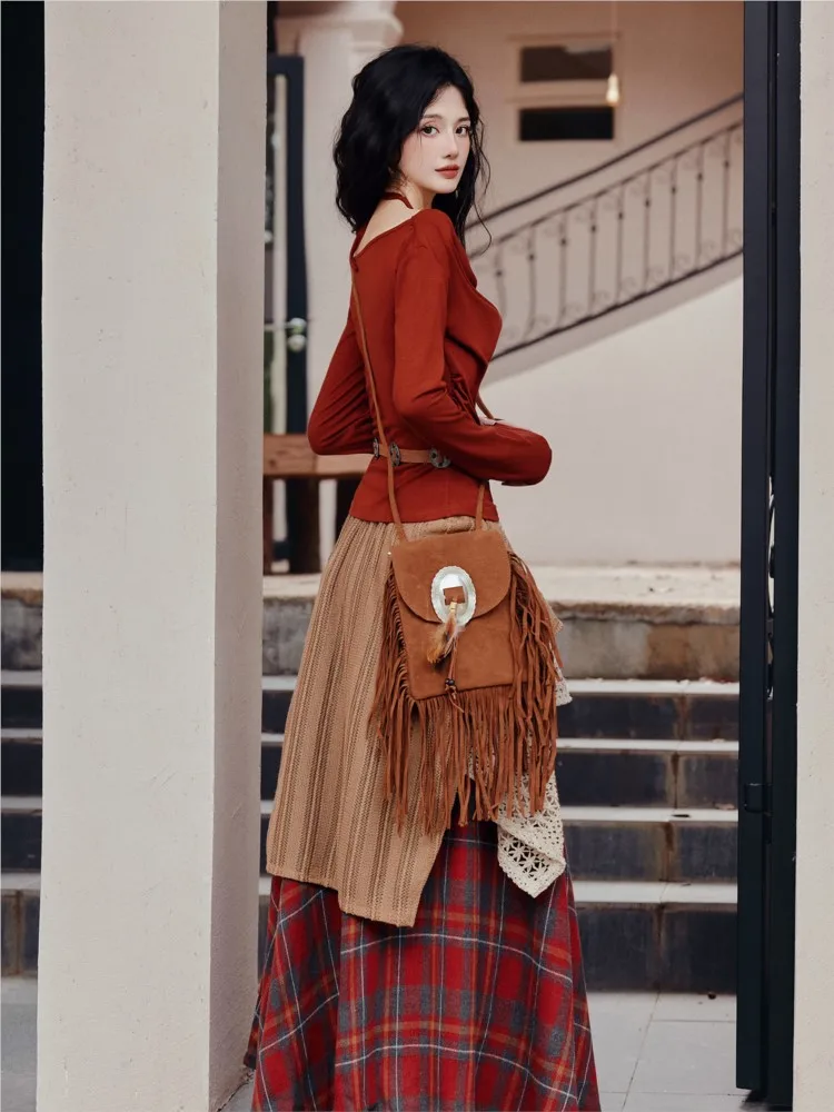 

Топ с одним воротником в сочетании с клетчатой юбкой неправильной формы, костюм для больших отпуска в этническом стиле.