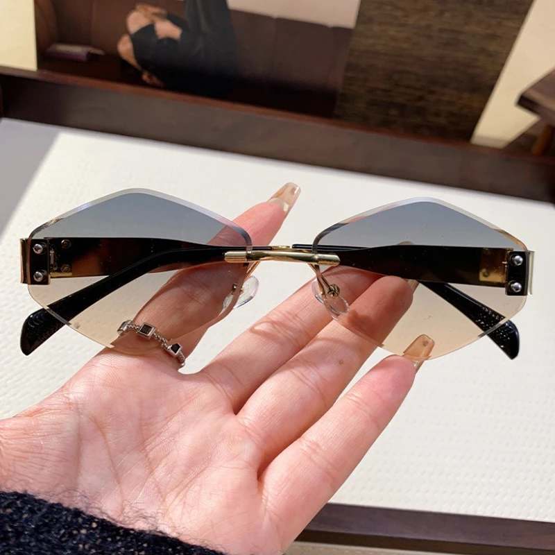 แว่นกันแดดทรงเหลี่ยมสไตล์วินเทจสตีมพังก์สำหรับผู้หญิง กรอบทรงเหลี่ยม ป้องกันรังสียูวี 400 เหมาะสำหรับขับรถ แว่นกันแดดคลาสสิกสุดฮิตปี 2025