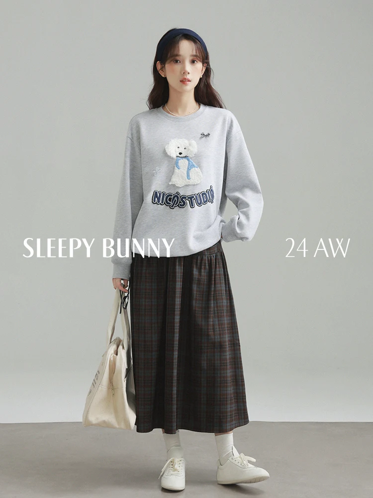 

Casual Loose Cute Dog Patch Embroidery Sweatshirt Autumn Drop Shoulder Pullover Long Sleeve Crewneck Youthful Relaxed Top Women