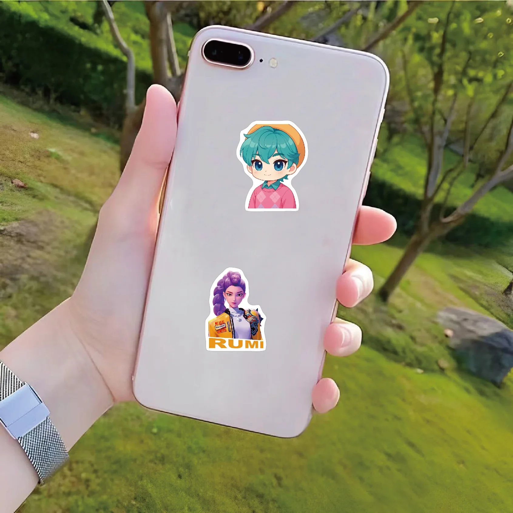 100 Stück Anime Lumi Mila Zoi Hexenjäger Aufkleber Wasserfeste Glänzende Sticker für Handyhülle Gepäck Laptop Skateboard DIY Dekoration – Detail 1