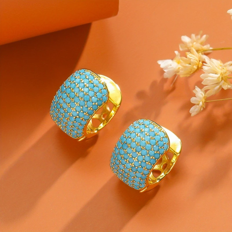 Luxuriöse türkisfarbene breite Creolen für Damen, temperamentvolle goldfarbene, blau zirkonbesetzte Party-Ohrschmuck-Accessoires.