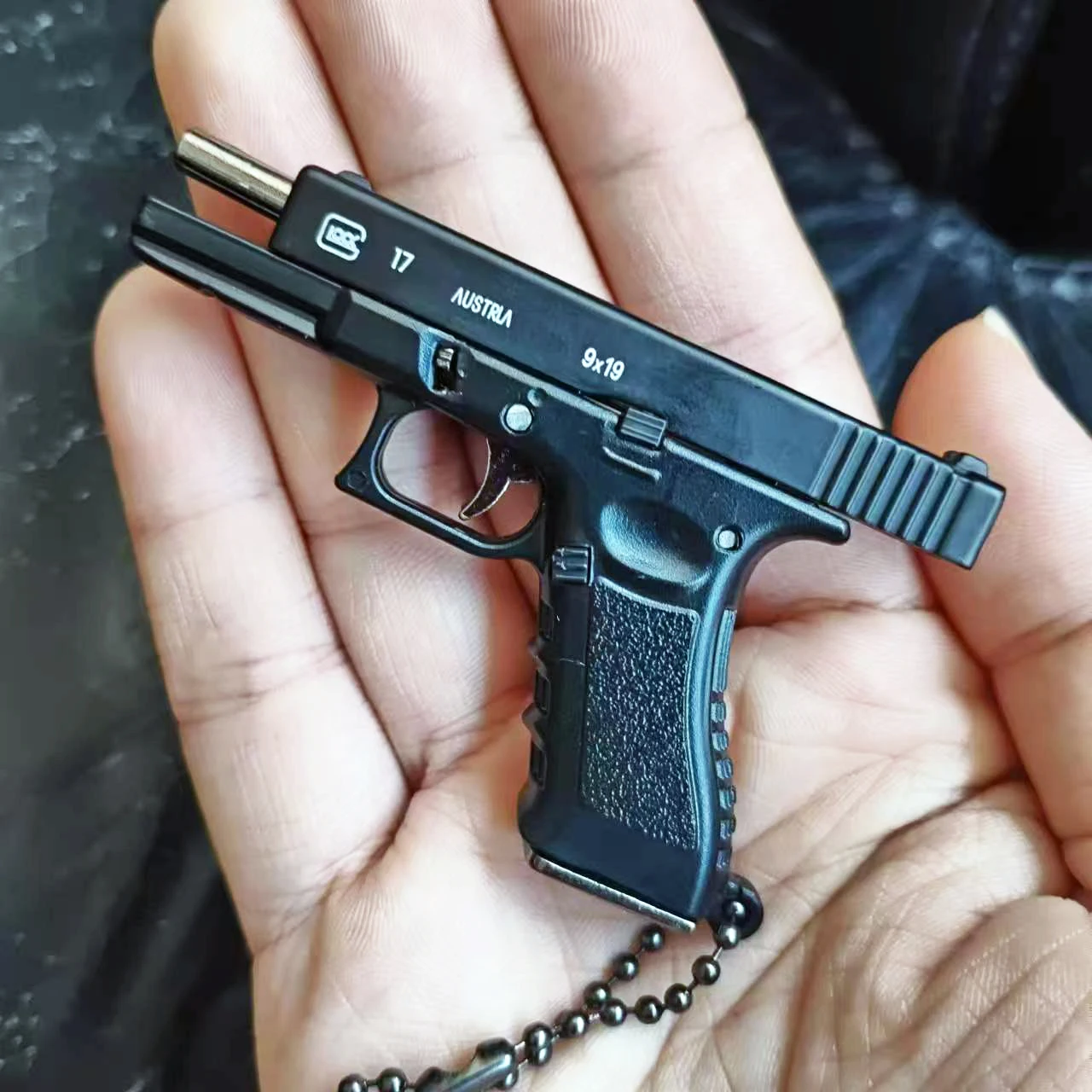 Hot 1:3 Semi-alloy Pistol Model Metal Mini G17 Toy Gun Detachable DIY Keychain Pendant Ornaments Children's Toy