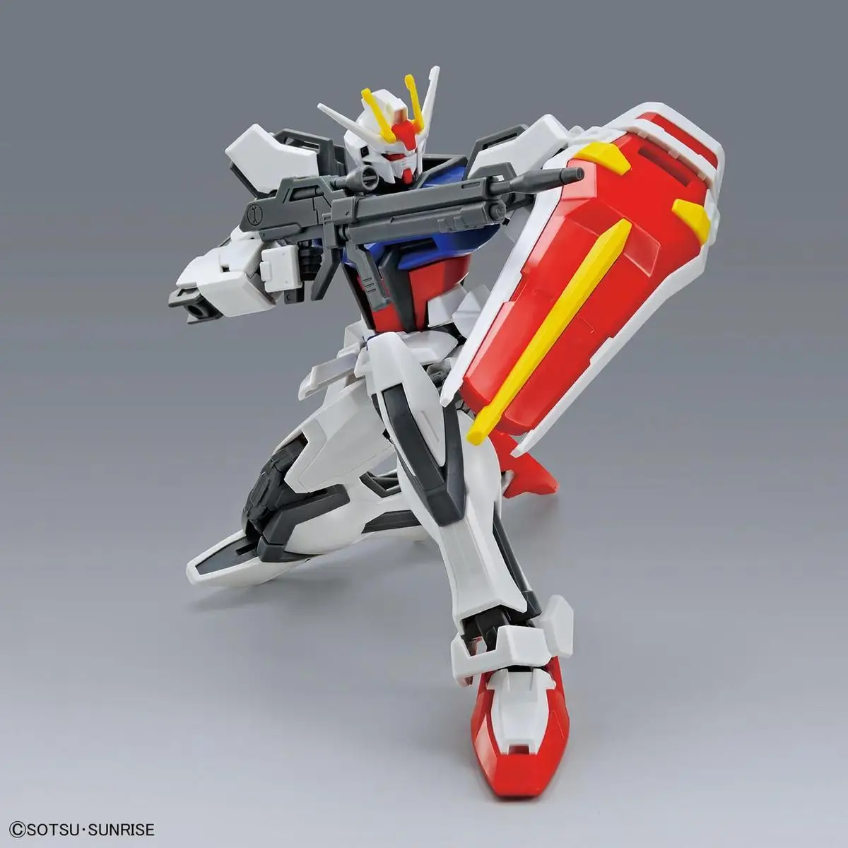 En Stock Bandai Eg 1/144 asalto Gundam Strike Gundam modelo de plástico de grado de entrada regalo genial figura de guerrero Mecha juguete educativo
