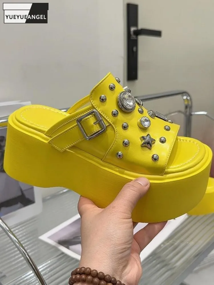 

Римский стиль, бриллианты, заклепки, кожаная платформа с открытым носком, женская модная обувь, пляжная обувь, тапочки на высоком каблуке с пряжкой для отдыха