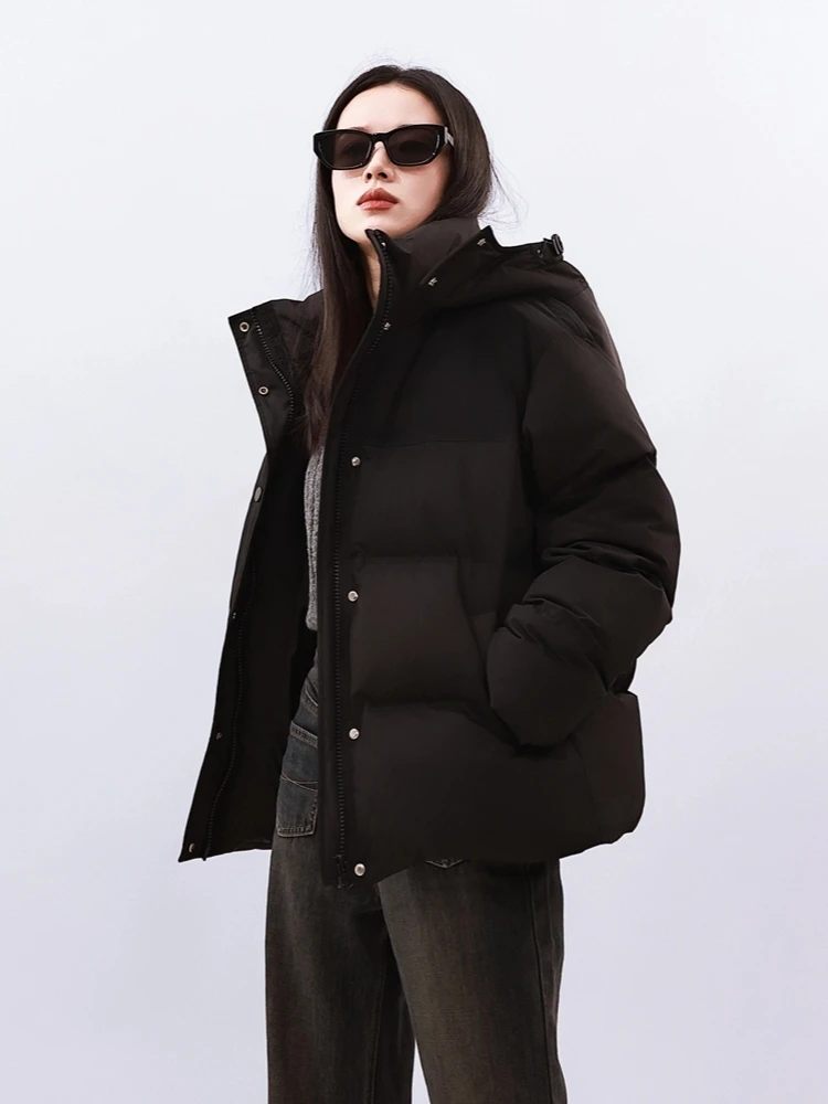 

Модная утепленная куртка-пуховик свободного кроя с капюшоном, в стиле колор-блок, из прочного полиэстера, на молнии, с наполнителем из белого пуха.