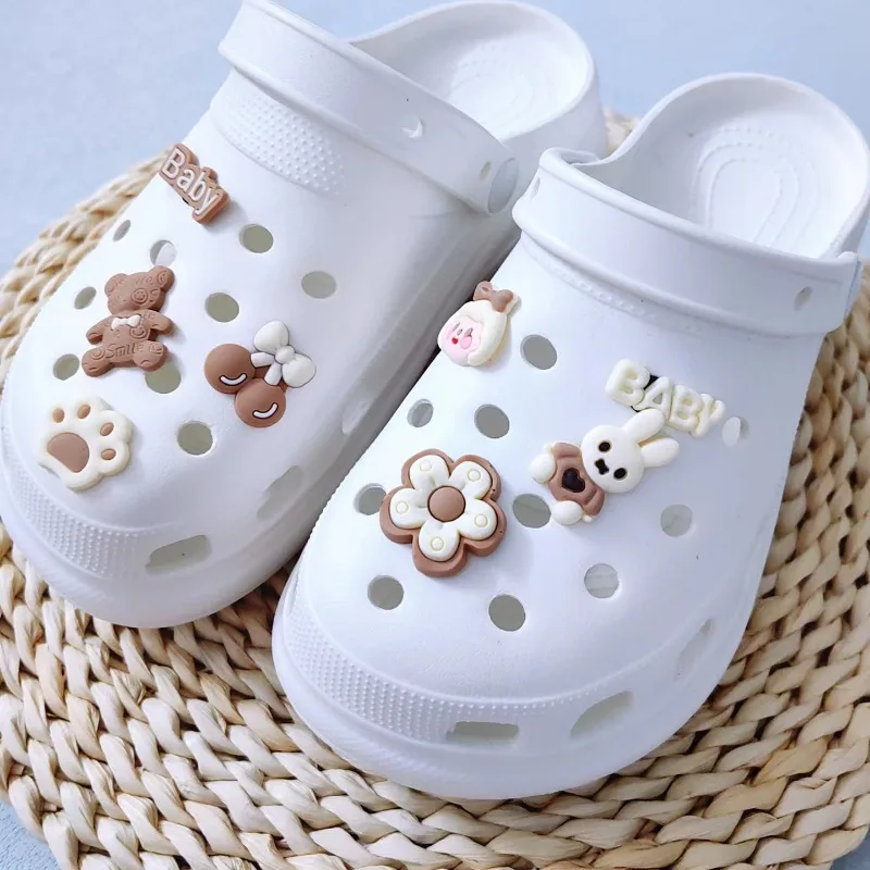 Dijes de zapatos de cocodrilo para niños y niñas, conjunto de sandalias y zapatillas de conejo de oso de café de dibujos animados DIY, decoración