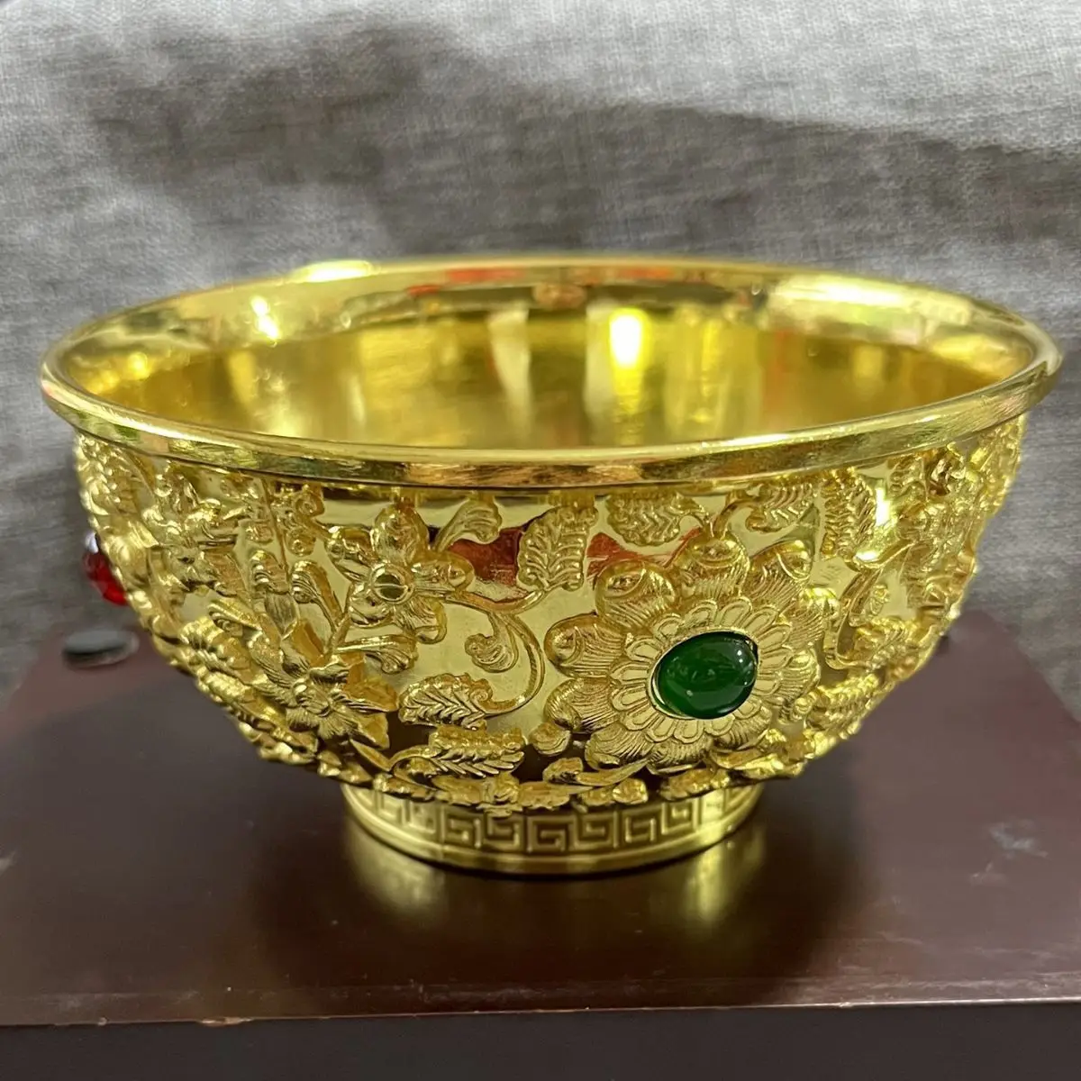 

Pure copper gilt gemstone bowl Qianlong retro palace imperial fine engraving gilt inlaid gemstone gold bowl collection