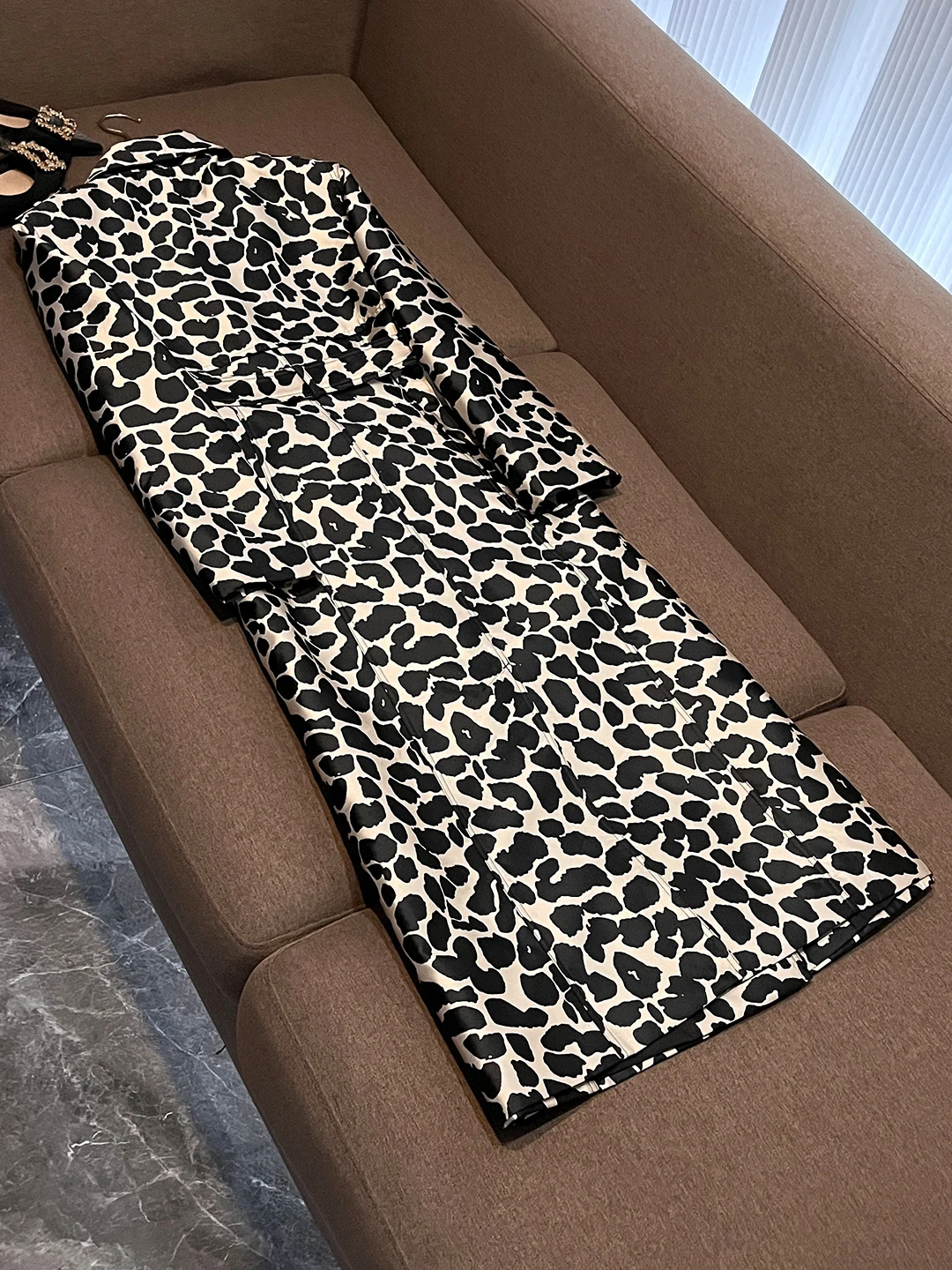 Faionable Briti Sle Langer Mantel mit Gürtel, Leopardenmuster, 2025, Winter, Neuankömmling, lockere Passform, Lederjacke für Damen