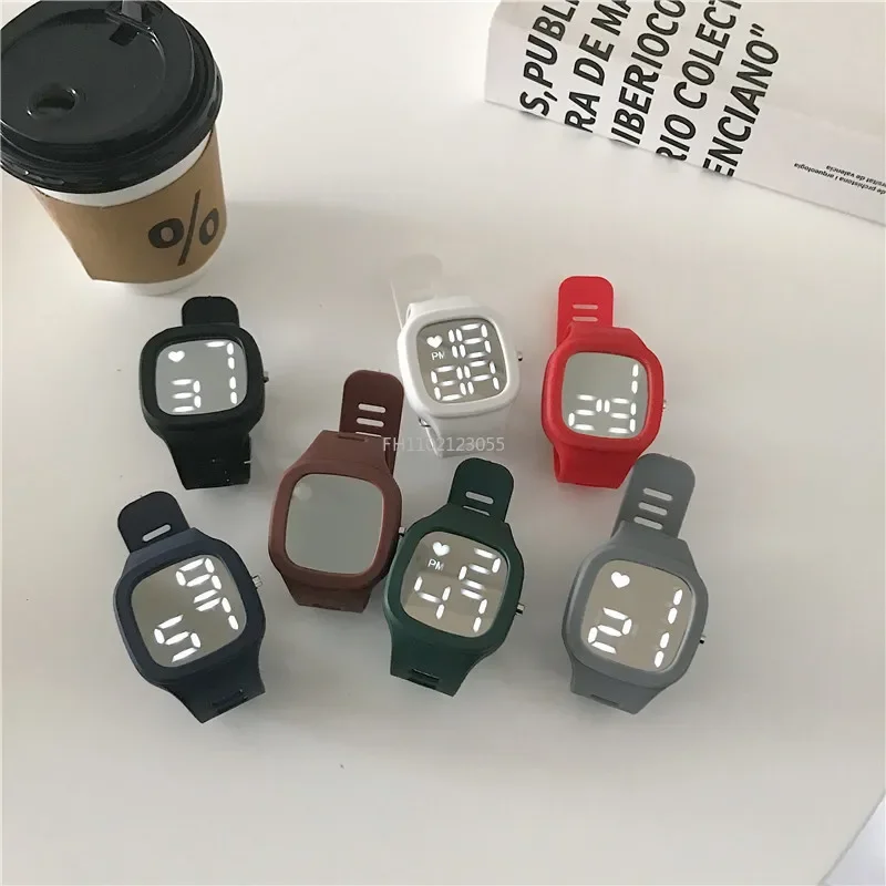 

Модные электронные светодиодные часы Dightal для INS, квадратные зеркальные часы для женщин и мужчин, студенческая версия, простой темперамент (только часы)