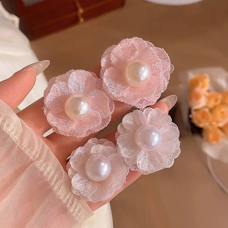 الفرنسية زهرة اللؤلؤ قرط كبس لطيف وبسيط دون ثقوب الأذن تصميم 2025 المرأة الجديدة مزاجه الرجعية الأذن الملحقات