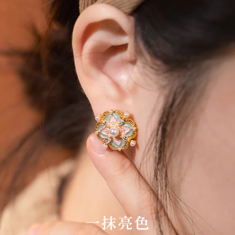 

Loulan Museum cultural creation bright four-leaf clover light luxury exquisite earrings