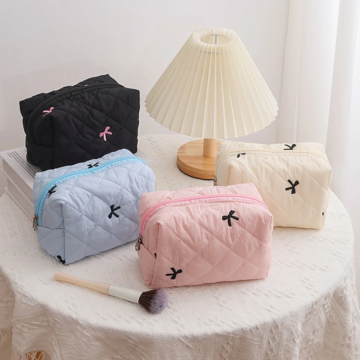 حقيبة مكياج مطرزة على شكل فيونكة للنساء ذات سعة كبيرة للسفر وحقيبة تخزين أدوات الزينة