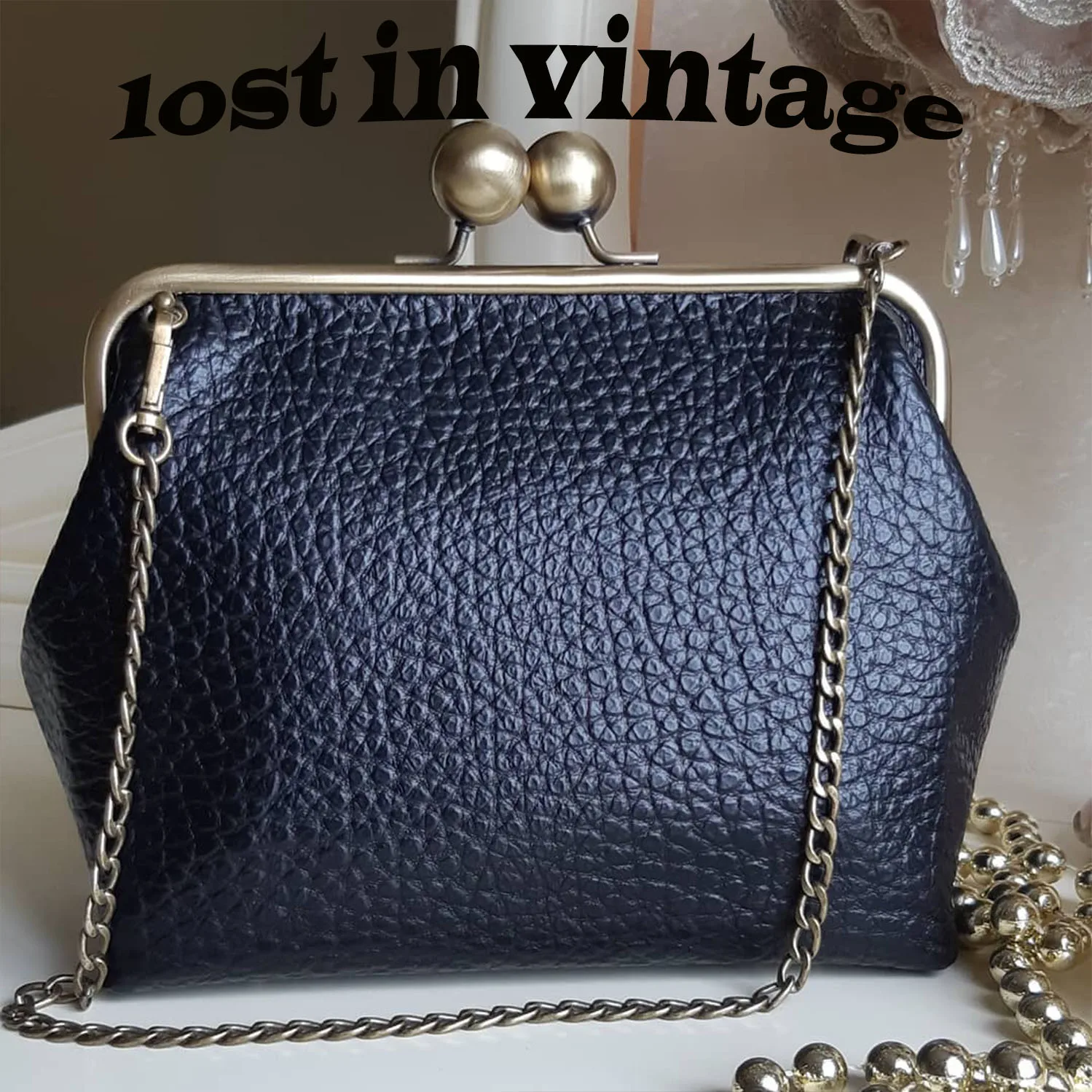 

Lost In Vintage 34x23x10cm Matte LycheeSkin Material Big Kiss Lock Bronze At the Bottom are Installed Legs Evening Clutch