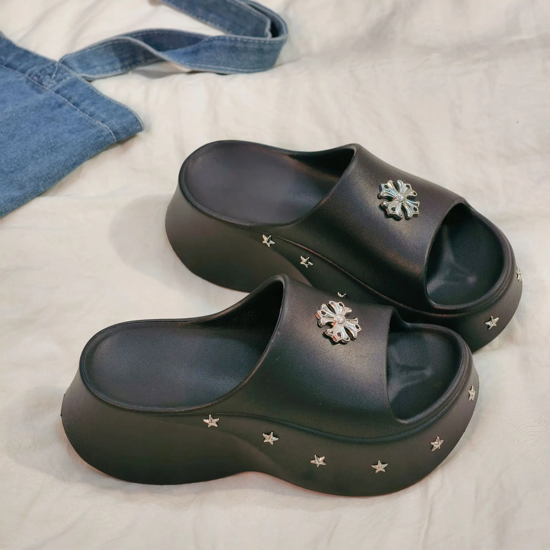 

Новые женские шлепанцы EVA с толстой подошвой и звездным декором, летние модные пляжные шлепанцы-слайды 2026 года