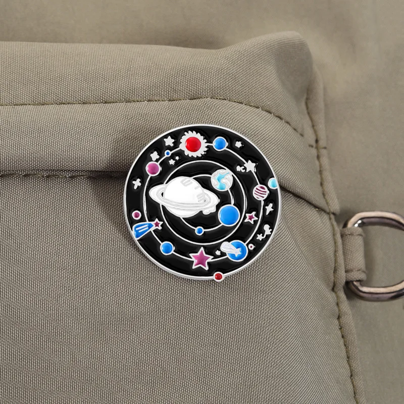 Broche con patrón de universo Circular, insignia de Metal con órbita de planeta y estrella de dibujos animados, mochila para estudiantes, accesorios de ropa, aguja para Collar de regalo