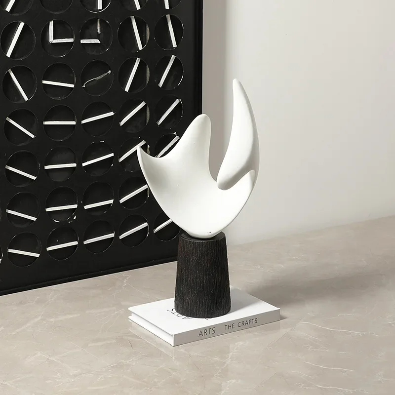 Resin Handicrafts Creative Black and White Abstract Sculpture Abstract Hollowed-out Statue Home Decoration Accessories