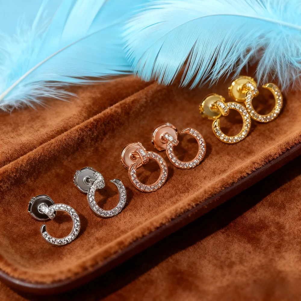 

2025 Новые элегантные аксессуары. Горячие продажи новых мини-серьгтей, простые и изысканные для женщин, идеальный подарок для вечеринки и пары.