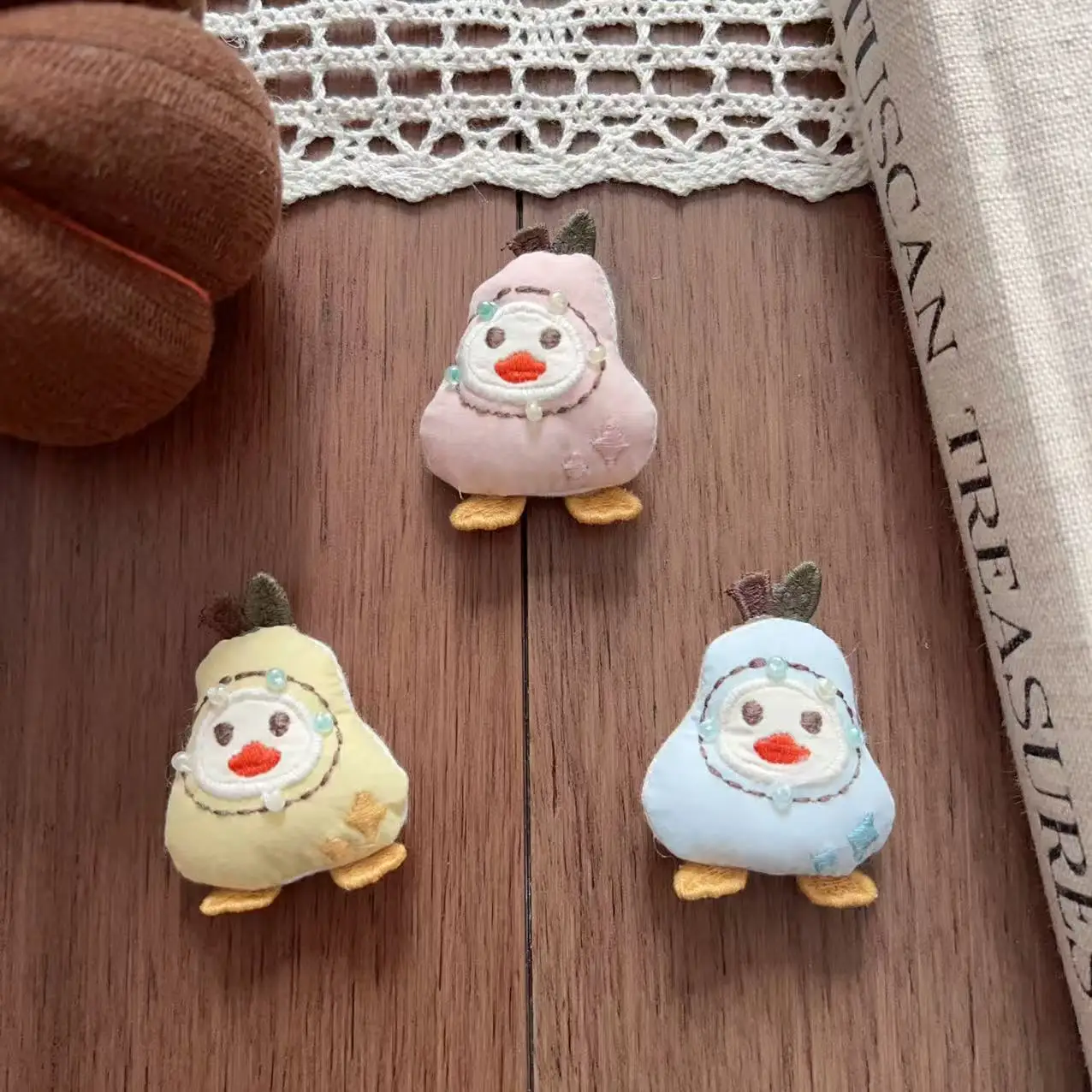 Stuffed Fabric Cartoon Yellow Pear Hair Clip Brooch Pin for Shoes Hat Bag Clothing Embellishment Premium Cute