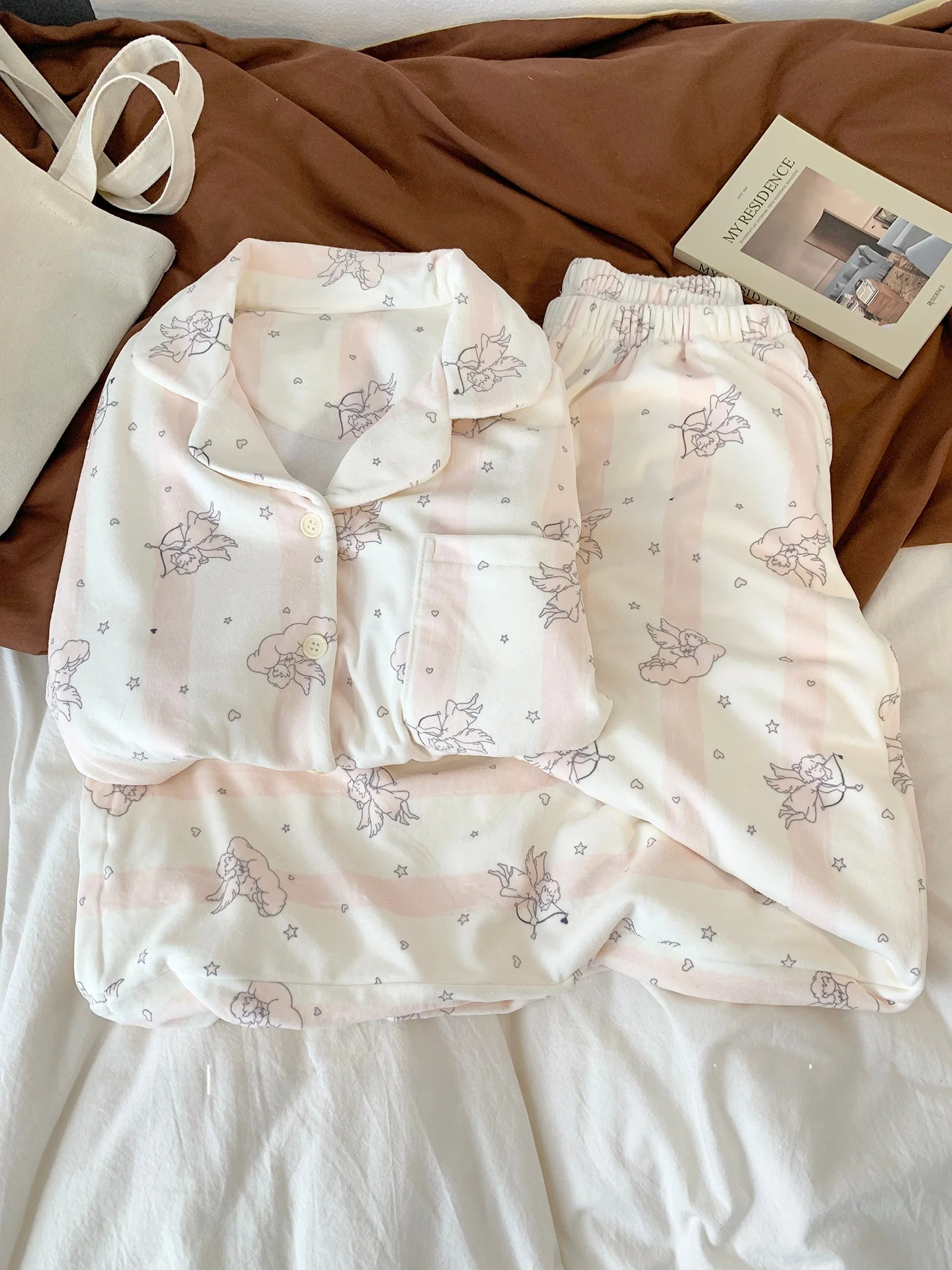pigiama-in-velluto-a-righe-rosa-con-motivo-«angel-island»-stile-femminile-ideale-per-l'inverno-con-colletto-a-camicia-caldo-per-la-casa-con-maniche-lunghe-e-pantaloni