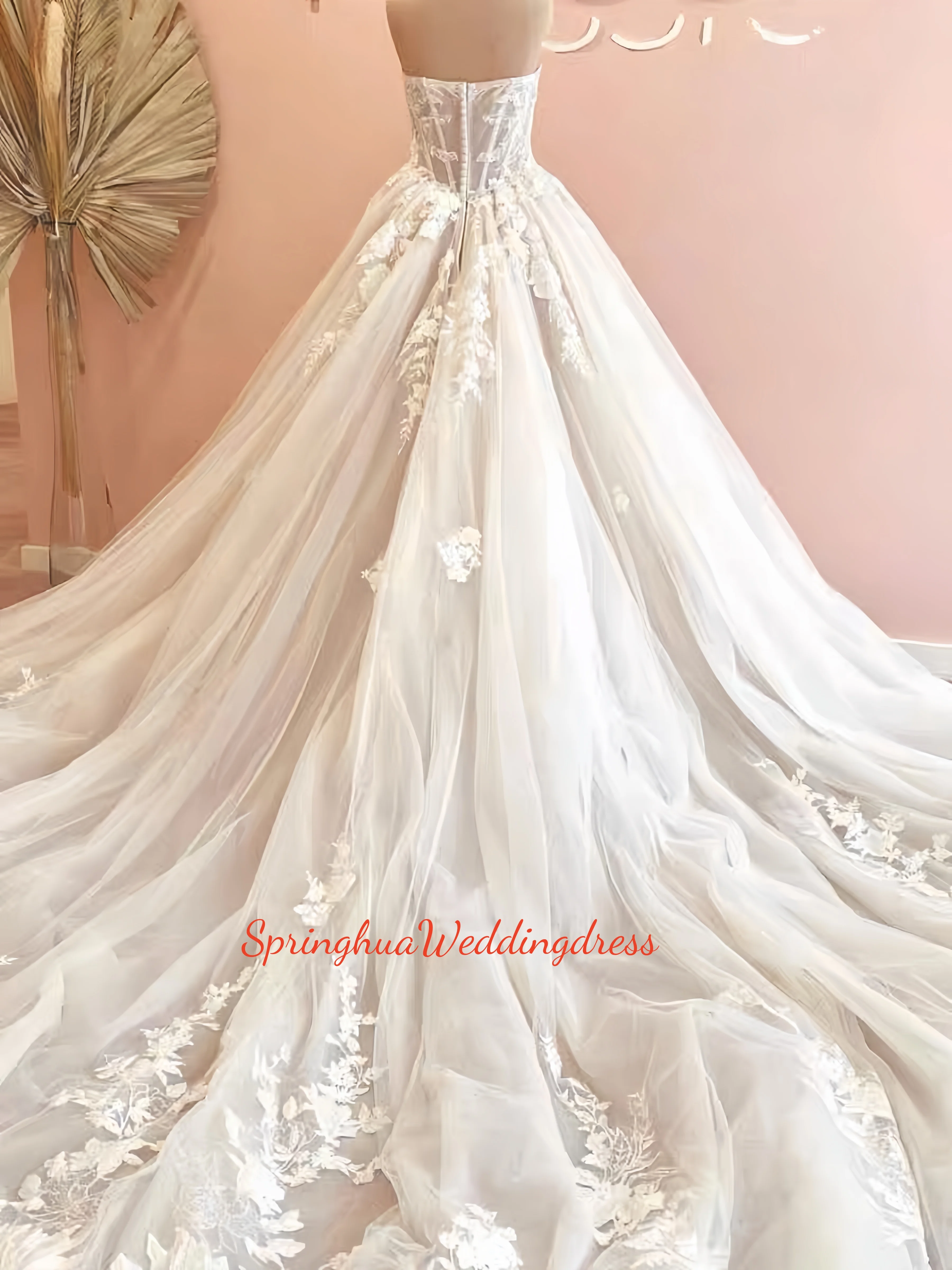 

Custom-made luxury ladies' sweetheart collar wedding dress, applique embroidered puffed-up skirt, sleeveless foyer