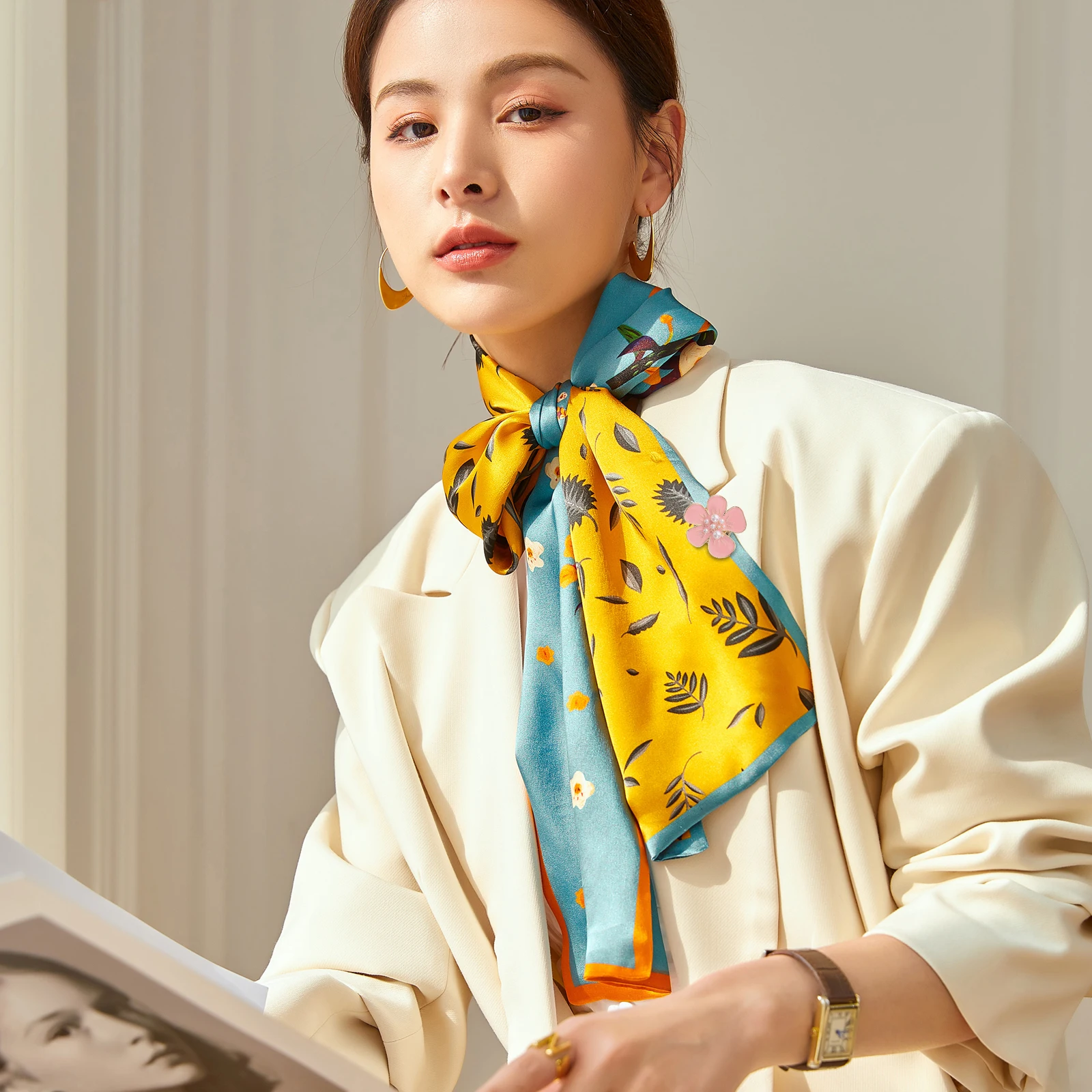 

Fashionable Small Silk Scarf Button Flower Pearl Brooch for Women Clothing Corsage Fabric Dress Clips Alloy Safety Pins Miss