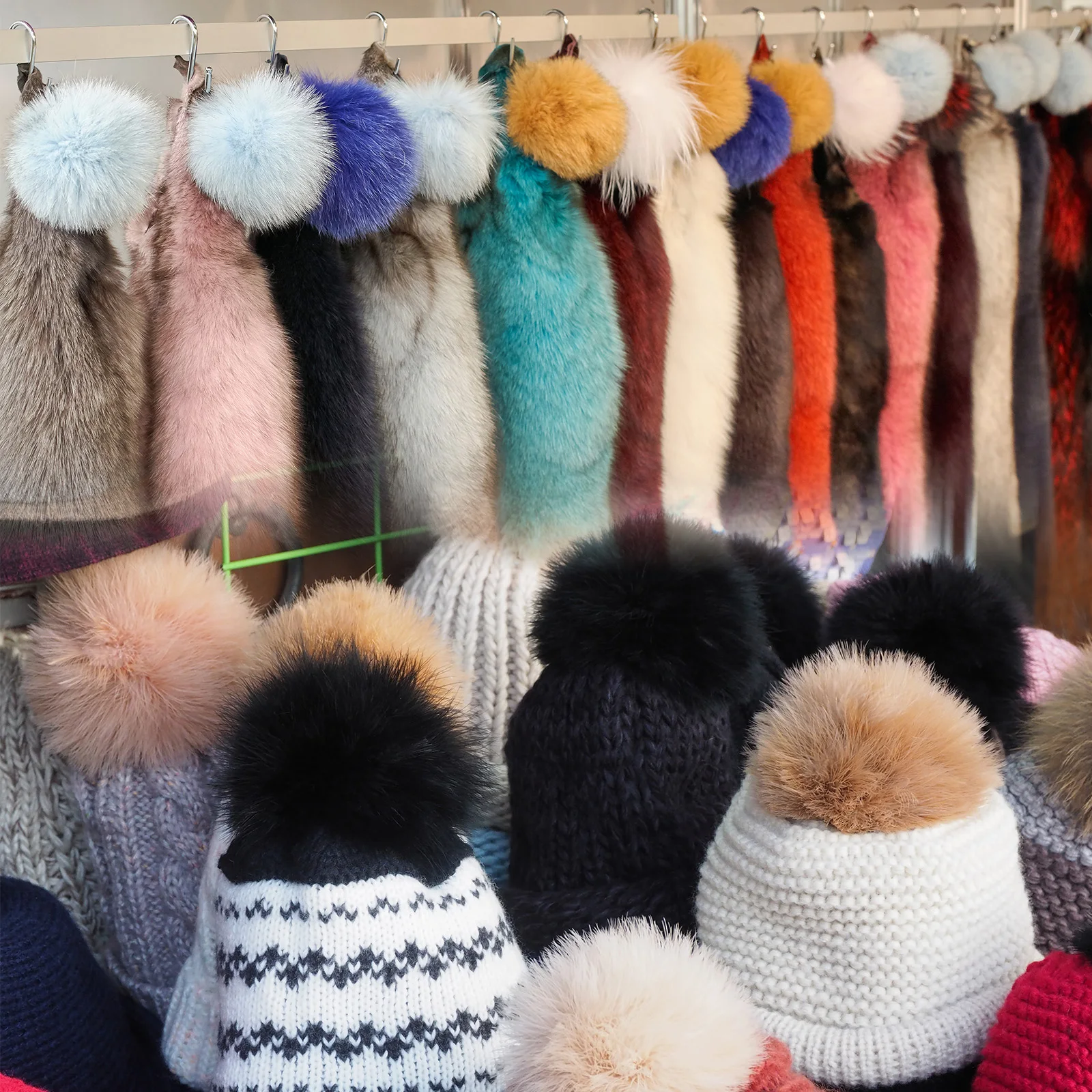 10 pz Pelliccia Sintetica Pom Pom Palline Soffici Morbide Pelliccia Sintetica Pompon per Cappelli con Anello Elastico per Cappelli Lavorati a Maglia Fai da Te Accessori da 3,5 Pollici