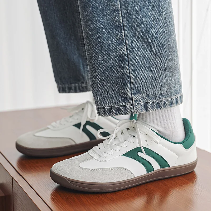 

Новые мужские кожаные повседневные туфли весна 2026: модные полосатые кеды на плоской подошве, уличные крутые кроссовки на шнуровке