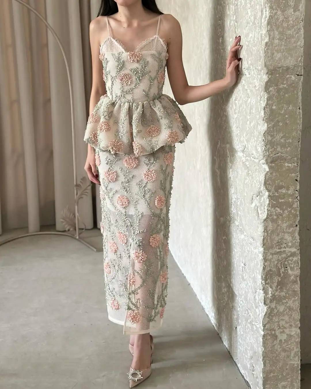2026 Haute Couture Romantic Trend Peplum Spaghetti Strap Lace 3D Floral Mesh Embroidery Midi Length Slim Fitting Evening Dress