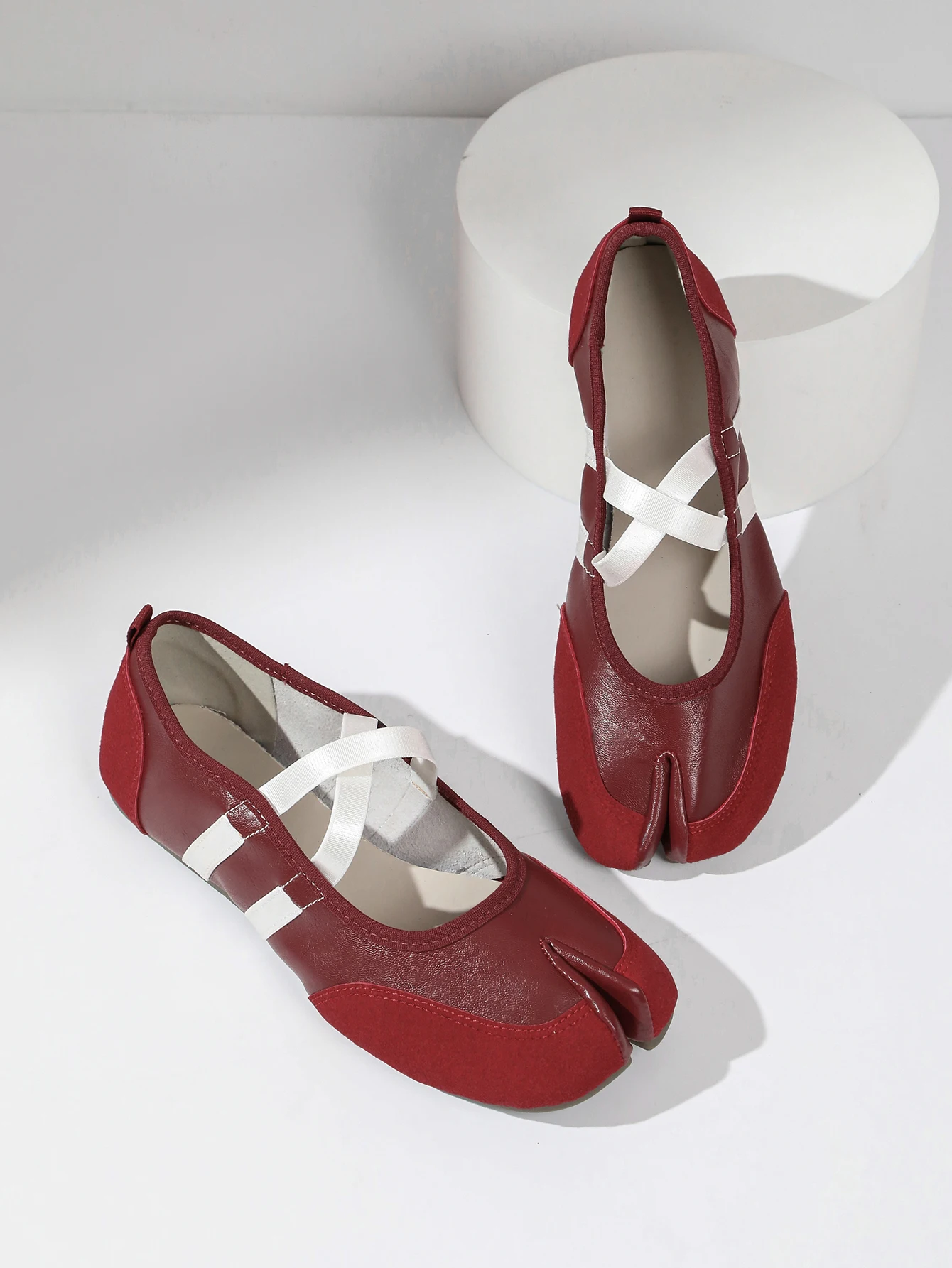Flache Schuhe mit Kreuzriemen für Damen, lässiges Modedesign, Mary Jane Schuh, Slip-on, geteilte Zehenpartie, Ballett-Trainer, Sommer 2026, elegant, neu – Detail 11