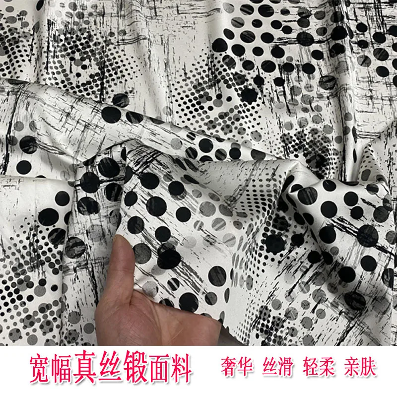 Sfondo bianco a pois ampio tessuto forgiato di seta di fascia alta camicia cheongsam pigiama tessuto per abbigliamento estivo