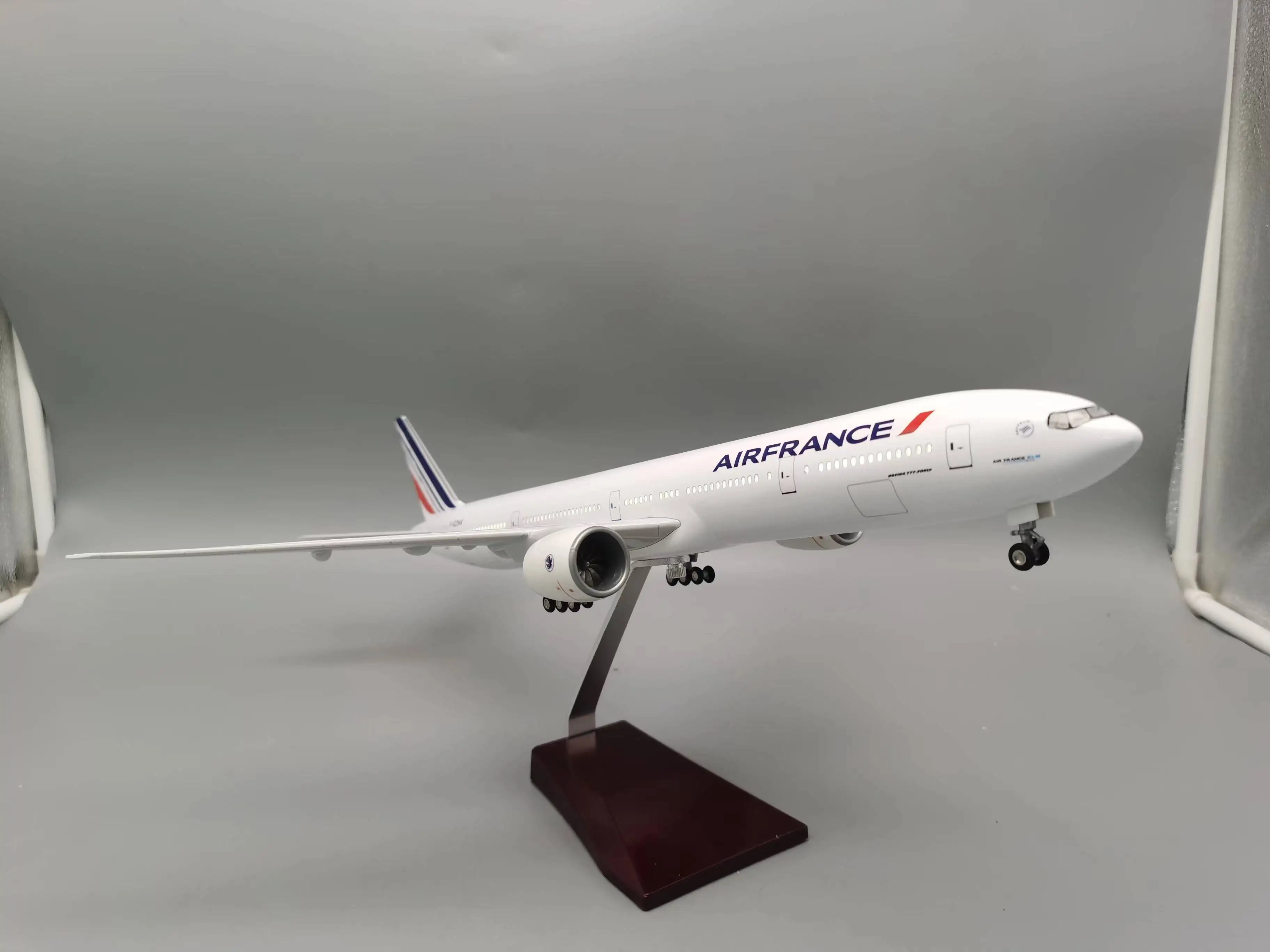 Air France 47CM 1:142 Model aircraft B777 Air France Airbus LED light die casting machine collected as a gift for aviation enthu