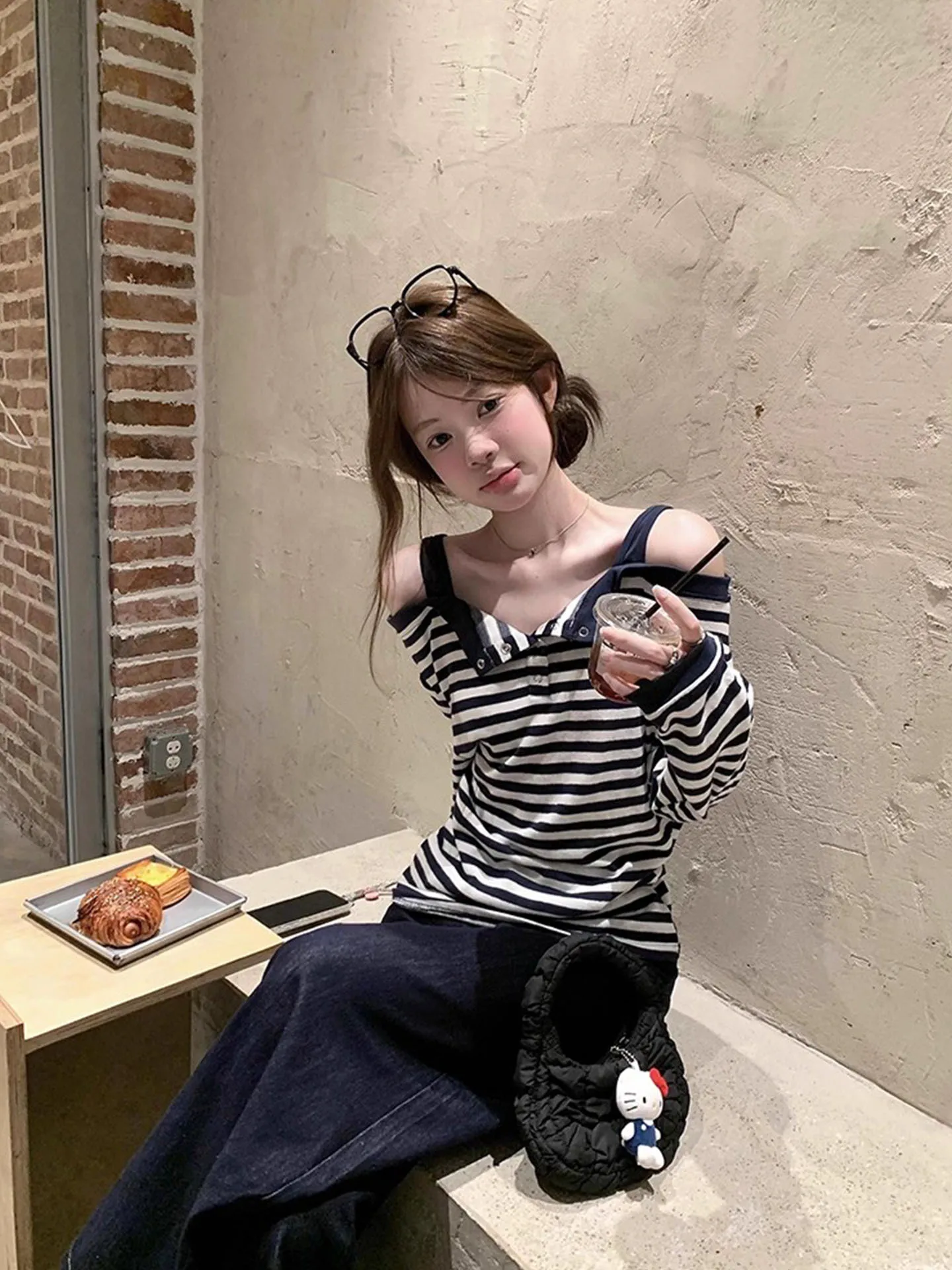 

Korean Sle Sweet And Spicy Casual Striped Long Sve T-irt Women's Loose Personali Lazy One oulder Top Autumn Season