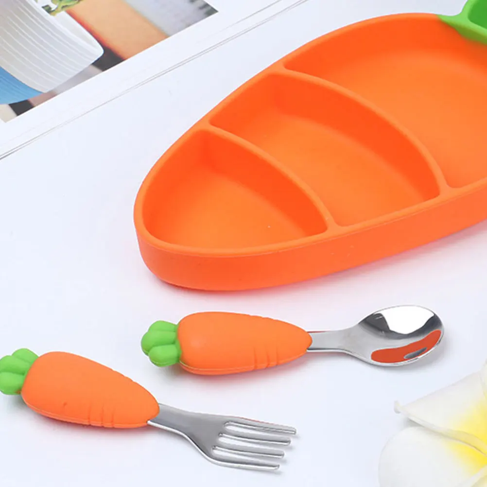 

2 шт., набор детских ложек и вилок, мультяшный морковный дизайн, силиконовая ручка, нескользящая детская посуда, посуда для кормления, портативная для детей