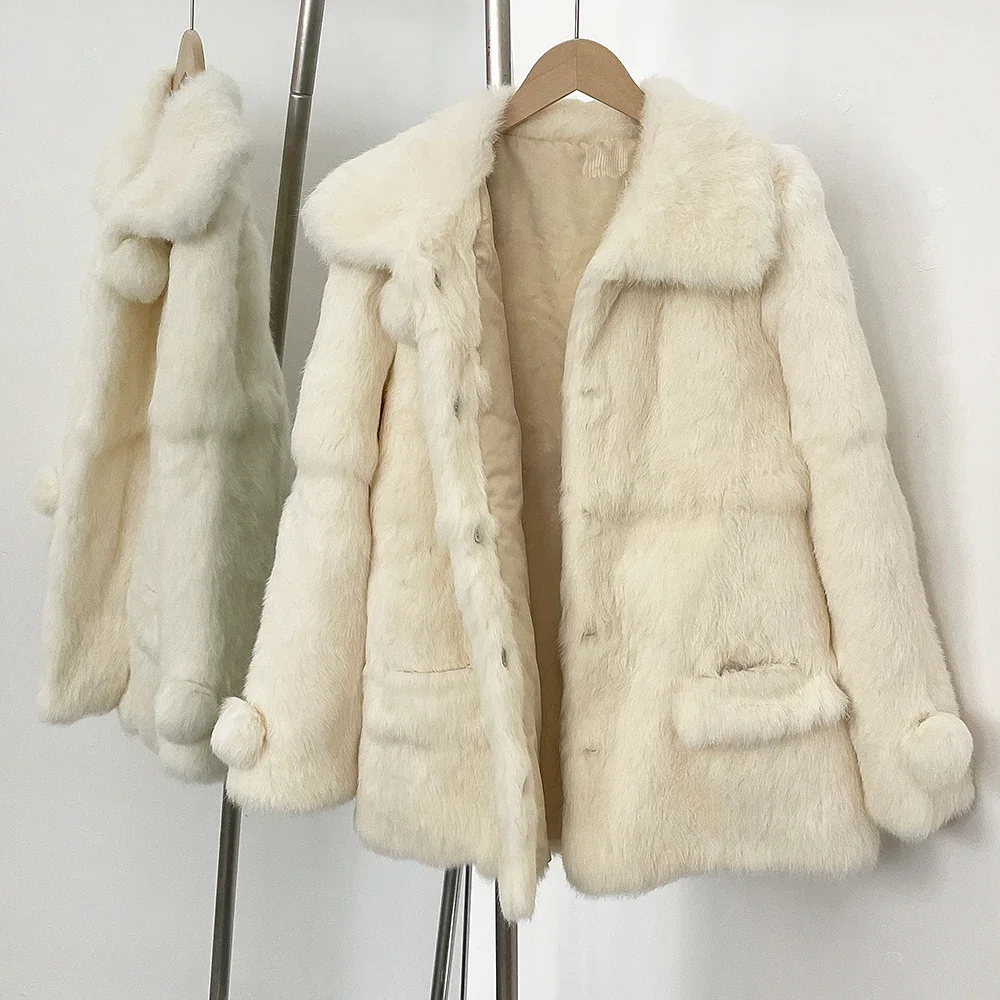 سترة من الفرو الحقيقي لعام 2025 ملابس خارجية نسائية شتوية جديدة سترة من فراء الأرانب الطبيعي معطف فرو دافئ ملابس نسائية كروية للسيدات