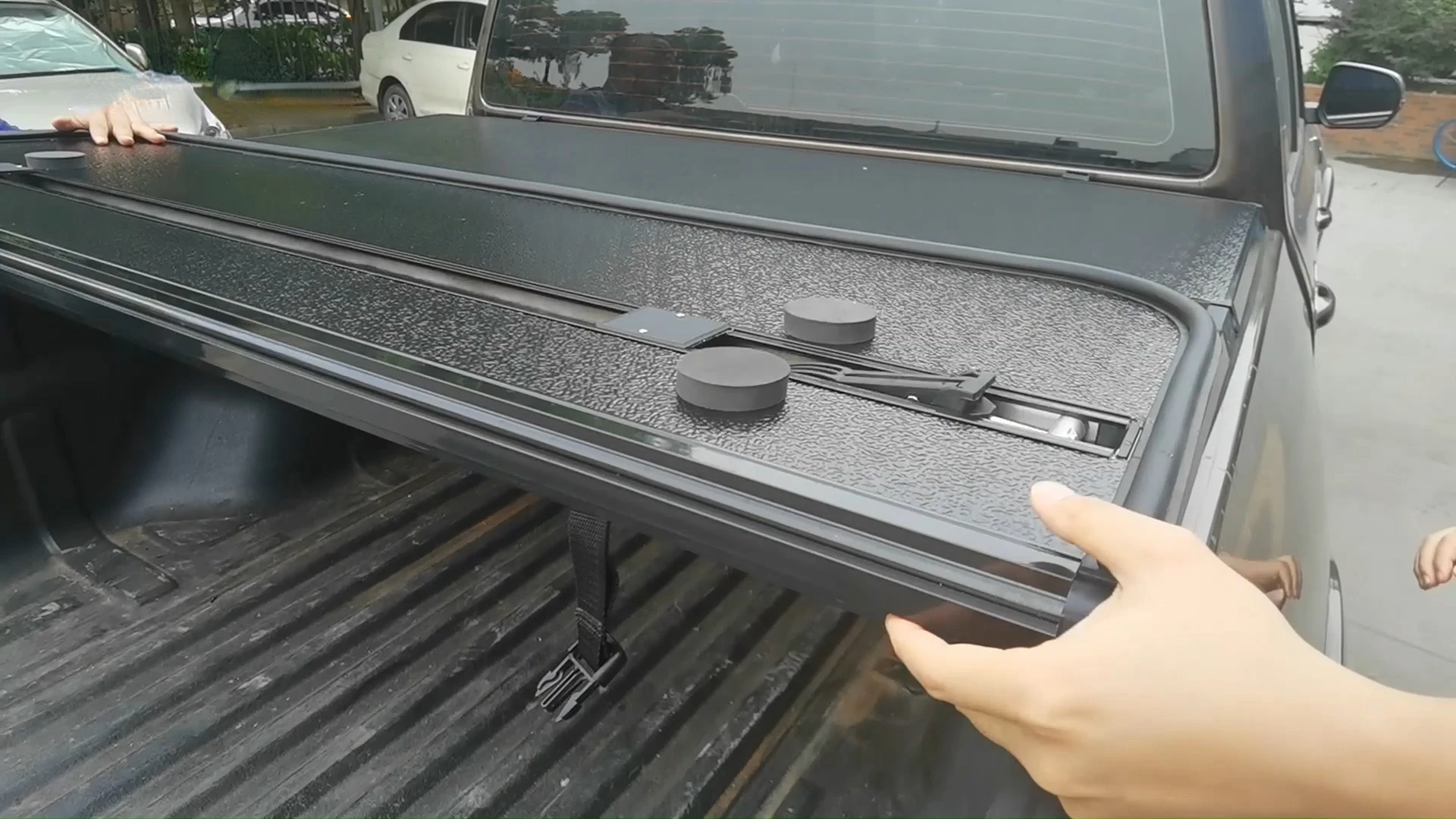 Extremely Durable Hard Folding Tonneau Covers for Mitsubishi l200 Pick Up Trucks