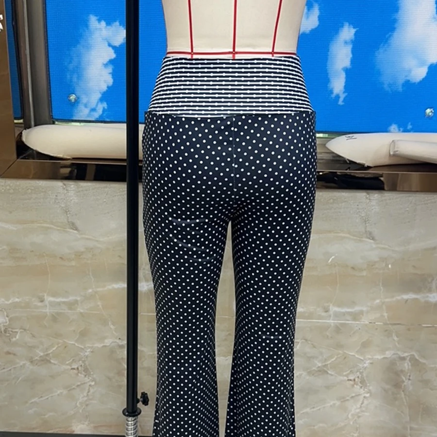 

Женские расклешенные брюки черного цвета с белыми горошками. Стильные повседневные брюки свободного покроя с низкой посадкой.