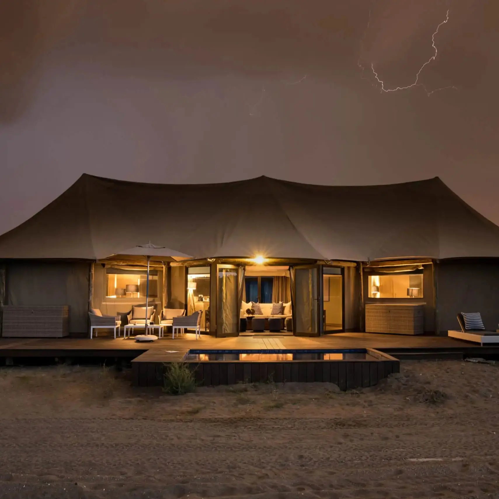 Outdoor Stretch Zelte Luxus Glamping Safari Zelt Hotel Outdoor Stretch Zelte Pyramide wasserdicht Licht Luxus Zelt Familie Glamp