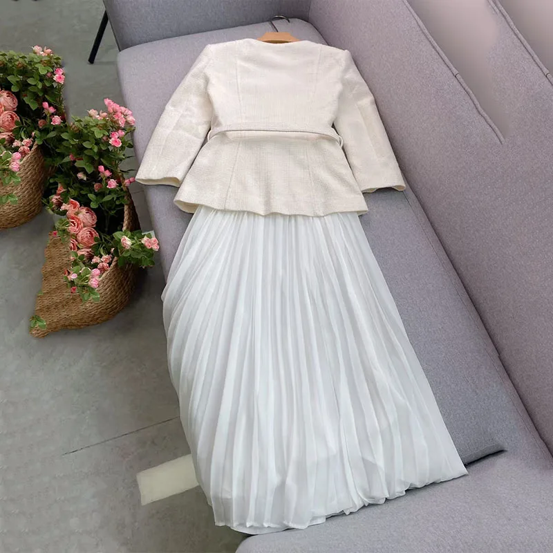 This is a stylish square-neck dress for autumn and winter, featuring a waist belt and a square neck with pleated stitching