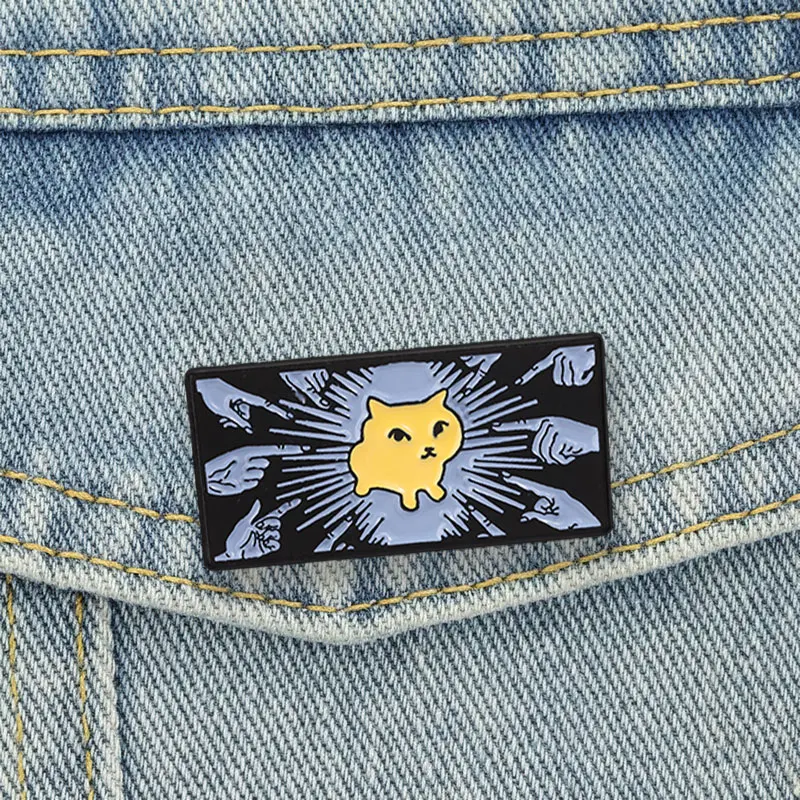 Rechteckiger Rahmen Lustige Anklagespielende Katze Emaille-Pin Virales Meme-Thema Brosche Schwarzer Hintergrund mit Strahlenden Linien Anstecknadel – Detail 2