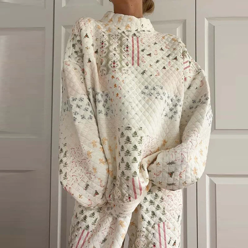 Comfortabele herfst- en winterset in lichte kleuren met bedrukt los pak, halfhoge halstop met broek, thuisset