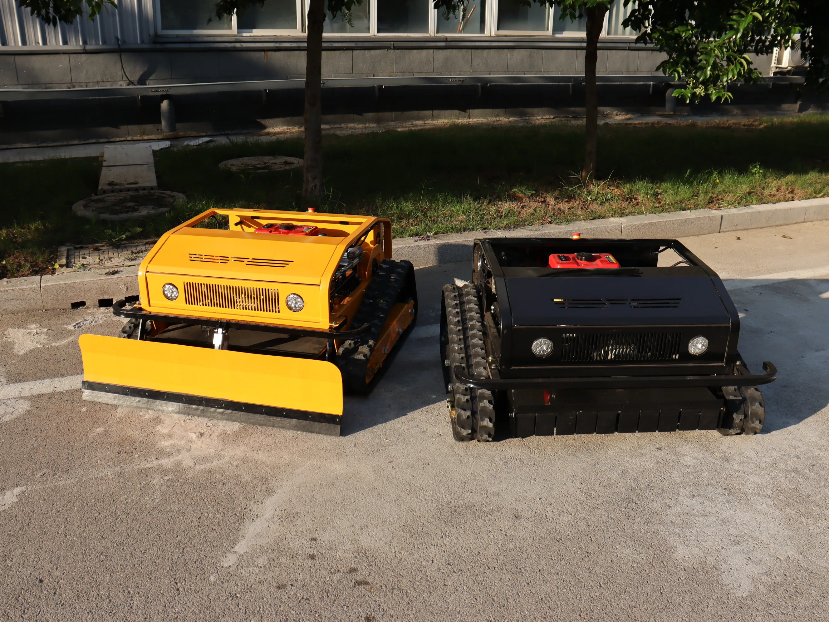 ZNW-800S is een afstandsbediening grasmaaier die kan worden uitgerust met een sneeuwschuiver en de afstandsbediening optillen