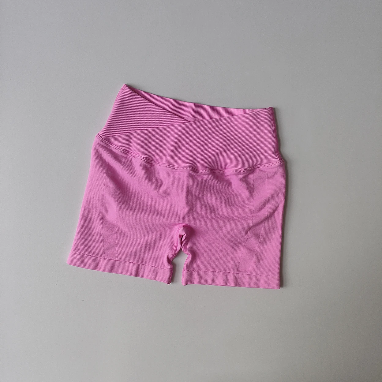 Damen Yoga-Shorts mit Vorderkreuz-Taille, dreiteilig, Hüftstraffend, Schnelltrocknend, Eng Anliegende Sportshorts für Training, Laufen und Fitness – Detail 5