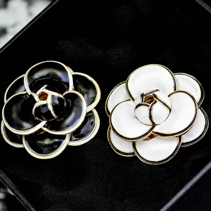 

Spring Camellia Brooch Temperament Rose Dripping Oil Gorgeous Simple Versatile College Style Coat Shirt Woman Accessories