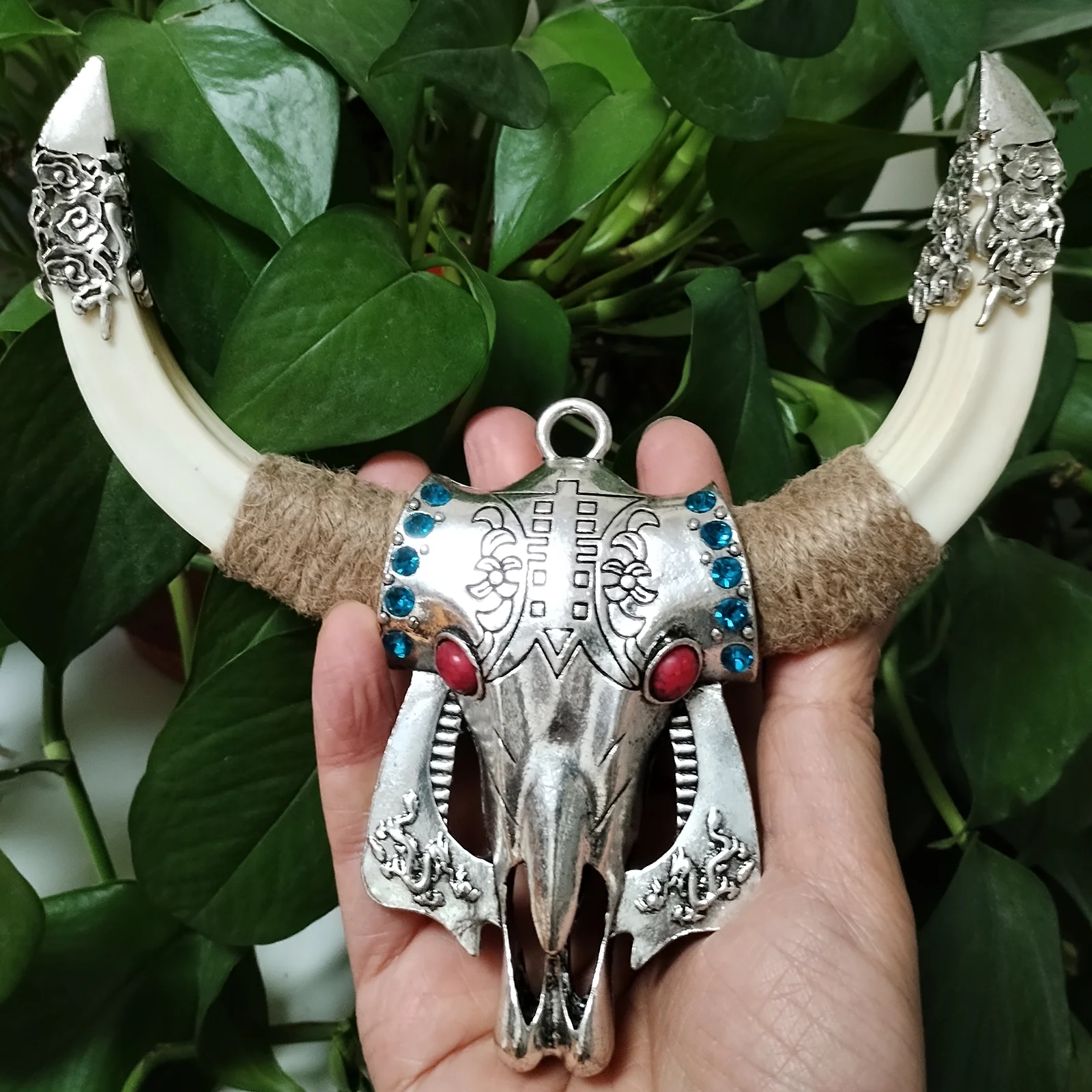 Wild Boar Teeth Amulet Pendant Embedded Alloy Ox Head Boar's Tusk Handmade Silver OX Head Pendant Tibetan Fashion Accessories