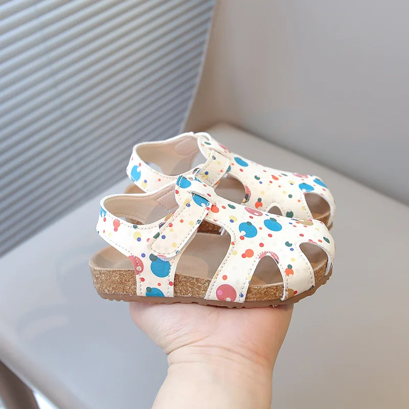 

Летние детские сандалии 2026 для девочек, мягкие, удобные, с закрытым носком, защитные, из искусственной кожи, с мультяшным рисунком, милые, для мальчиков и девочек