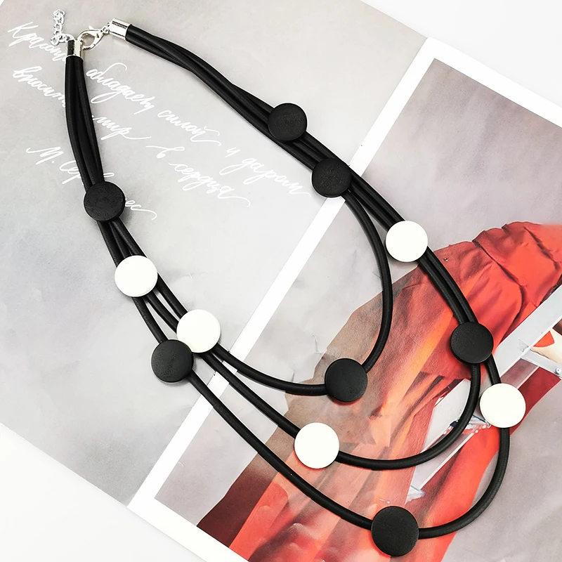 UKEBAY Mehrschichtige Statement-Anhänger-Halskette aus Gummi für Frauen, Boho-Modeschmuck, einzigartige Halskette für Party, Festival und Alltag. – Detail 3