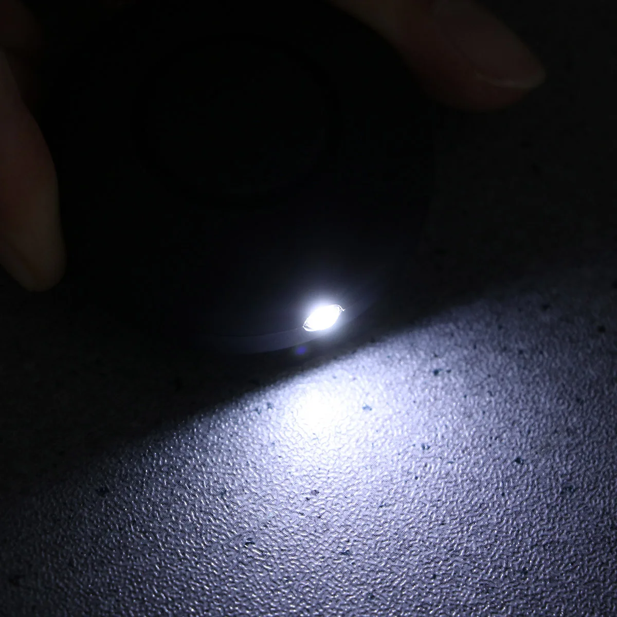 إنذار الطوارئ الأسود جولة السلامة الشخصية بصوت عال الذعر المفاتيح 125db البسيطة المضادة للهجوم إنذار الأمن الشخصي للنساء في الهواء الطلق