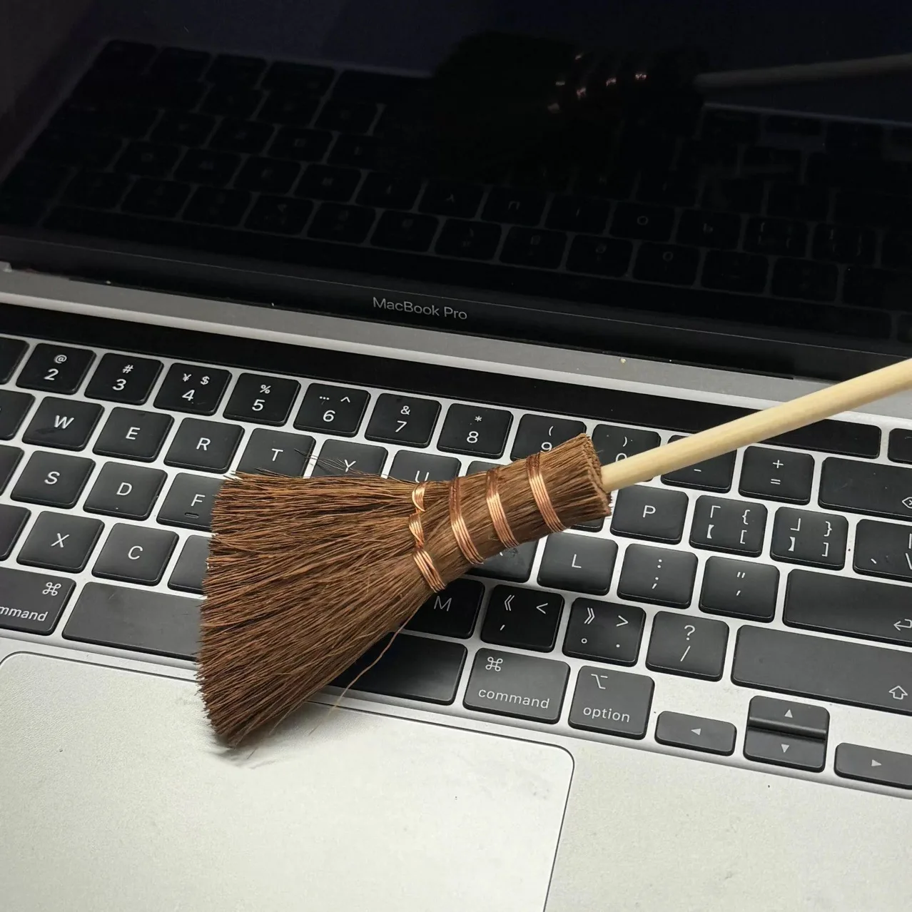 1 szt. [Mini drewniany miotła] Mini drewniana miotła wielokrotnego użytku z brązowymi włosiem - średnia twardość, nie wymaga elektryczności